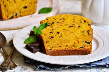 Carrot and orange cake with chocolate.