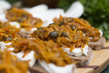 Kürbischutney auf Käsebrot