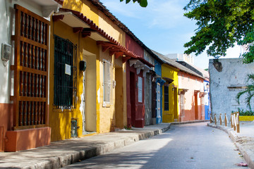 Hermosas calles y fachadas de las casas coloniales de la ciudad amurallada de Cartagena de Indias...