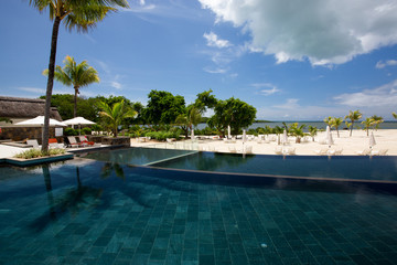 Belle piscine au bord d'une plage à l'île Maurice
