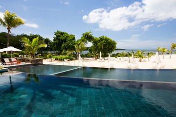 Belle piscine au bord d'une plage à l'île Maurice