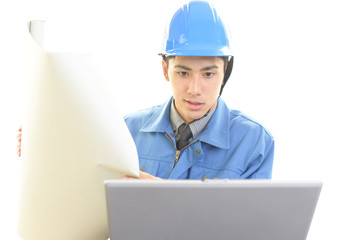 真剣な表情の労働者