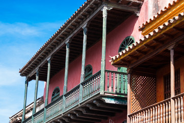 Fototapeta na wymiar Hermosas calles y fachadas de las casas coloniales de la ciudad amurallada de Cartagena de Indias en Colombia.