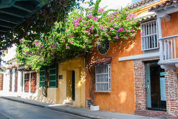 Hermosas calle y fachadas de las casas coloniales de la ciudad amurallada de Cartagena de Indias en...