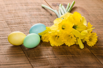 Obraz na płótnie Canvas Daffodils and dyed Easter eggs