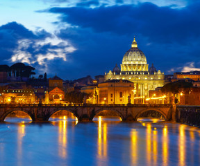 Fototapeta premium Bazylika Świętego Piotra w Rzymie, Włochy. Nocny widok po zachodzie słońca