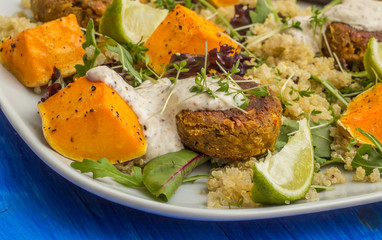 Quinoa with roasted pumpkin, falafel and lettuce
