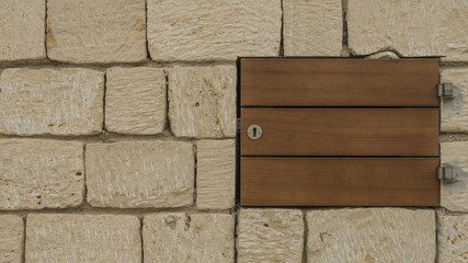 Kleines traditionelles Holzfenster im Süden