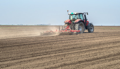 Obraz premium preparing land for sowing