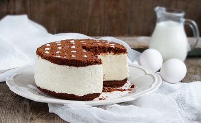 chocolate cake, on basis of cream and Oreo cookie crumbs