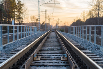 Fototapeta premium Kolej na horyzont po zachodzie słońca