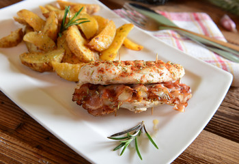 Chicken loins stuffed with bacon and gorgonzola