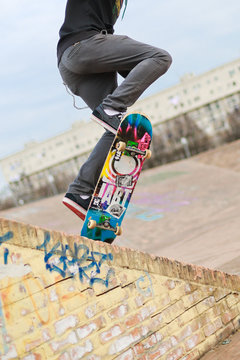 Ragazzo su skate in salto