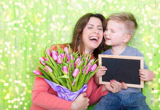 kind und mutter mit blumen