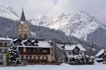 Kirche vor Dachsteingebirge