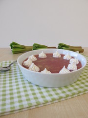 Rhabarber Gelee Dessert mit Sahnehäubchen