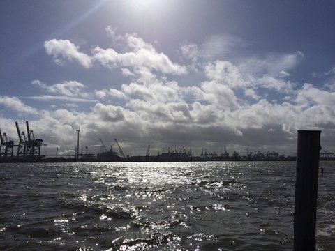 Hamburger Hafen vom Fischmarkt aus