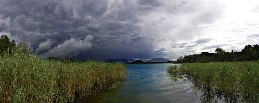 lago prima del temporale