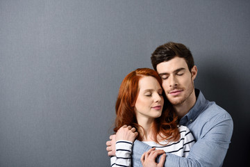 verliebtes paar mit geschlossenen augen