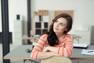 frau im büro schaut nachdenklich zur seite