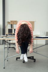 frau im büro dehnt ihren nacken
