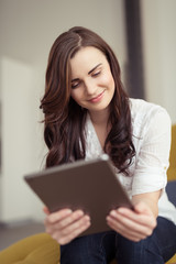 Fototapeta premium młoda kobieta patrzy na komputer typu tablet