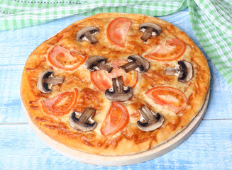 Vegetarian pizza with tomato and mushrooms