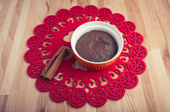 świąteczny suflet na drewnianym stole