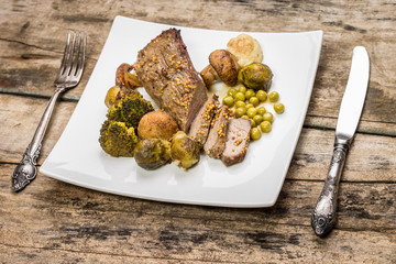 Grilled beef with cauliflower, broccoli and brussels sprouts
