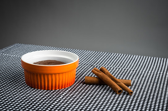 sufle na stole z obrusem