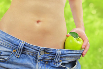 Woman's fit belly with apple and oversized jeans