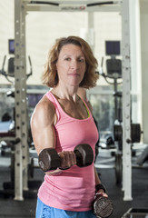 Fototapeta na wymiar muscular woman lifting weights