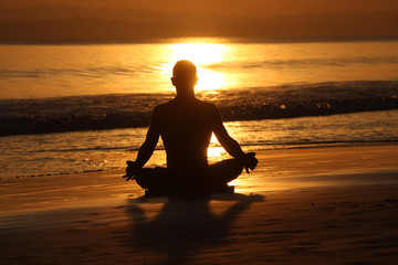 Yoga sulla spiaggia