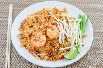 fried noodles thai style with prawns (pad thai)
