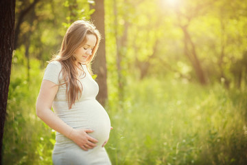 Fototapeta na wymiar pregnant young girl