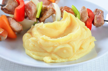 Pork skewers with mashed potato