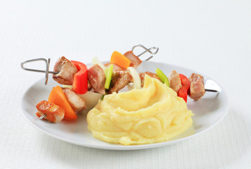 Pork skewers with mashed potato