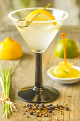 Cocktail mit Zitronenscheibe
