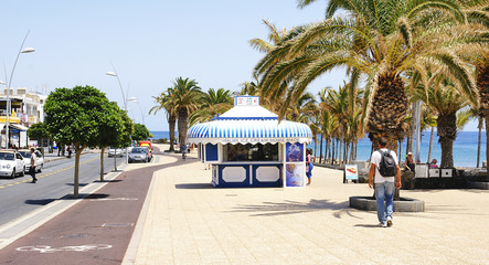 Calle con quiosco en Puerto del Carmen, Lanzarote