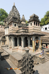Obraz premium People walking in front of Maheshwar palace on India