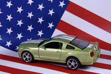 coche americano potente sobre la bandera de USA / EEUU