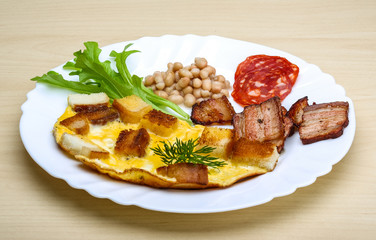 Breakfast with eggs, bacon and beans