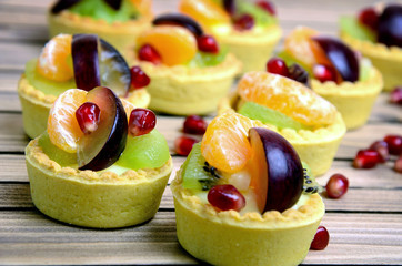 Fruit tart on table