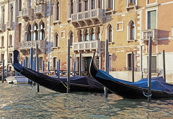 Obraz na płótnie Canvas Old houses entrance on Grand Canal in Venice, Italy