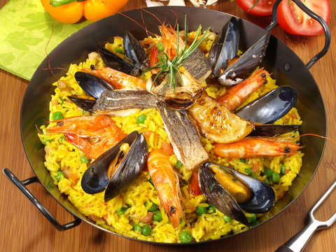 Paella Pfanne mit Safran, Muscheln und Garnelen