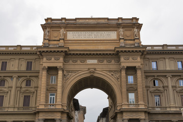 Fototapeta premium Arch with inscription on Piazza della Repubblica in Florence