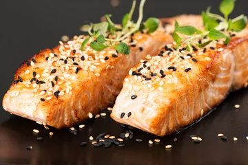 Fototapeten Grilled salmon on black plate © nanisimova