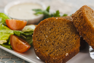Garlic croutons with vegetables, herbs and sauce.