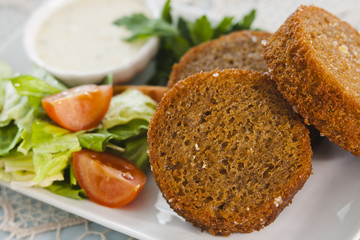 Garlic croutons with vegetables, herbs and sauce.