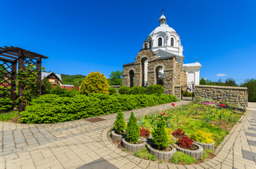 Beautiful park and white church in Pieniny Mountains, Poland - obrazy, fototapety, plakaty